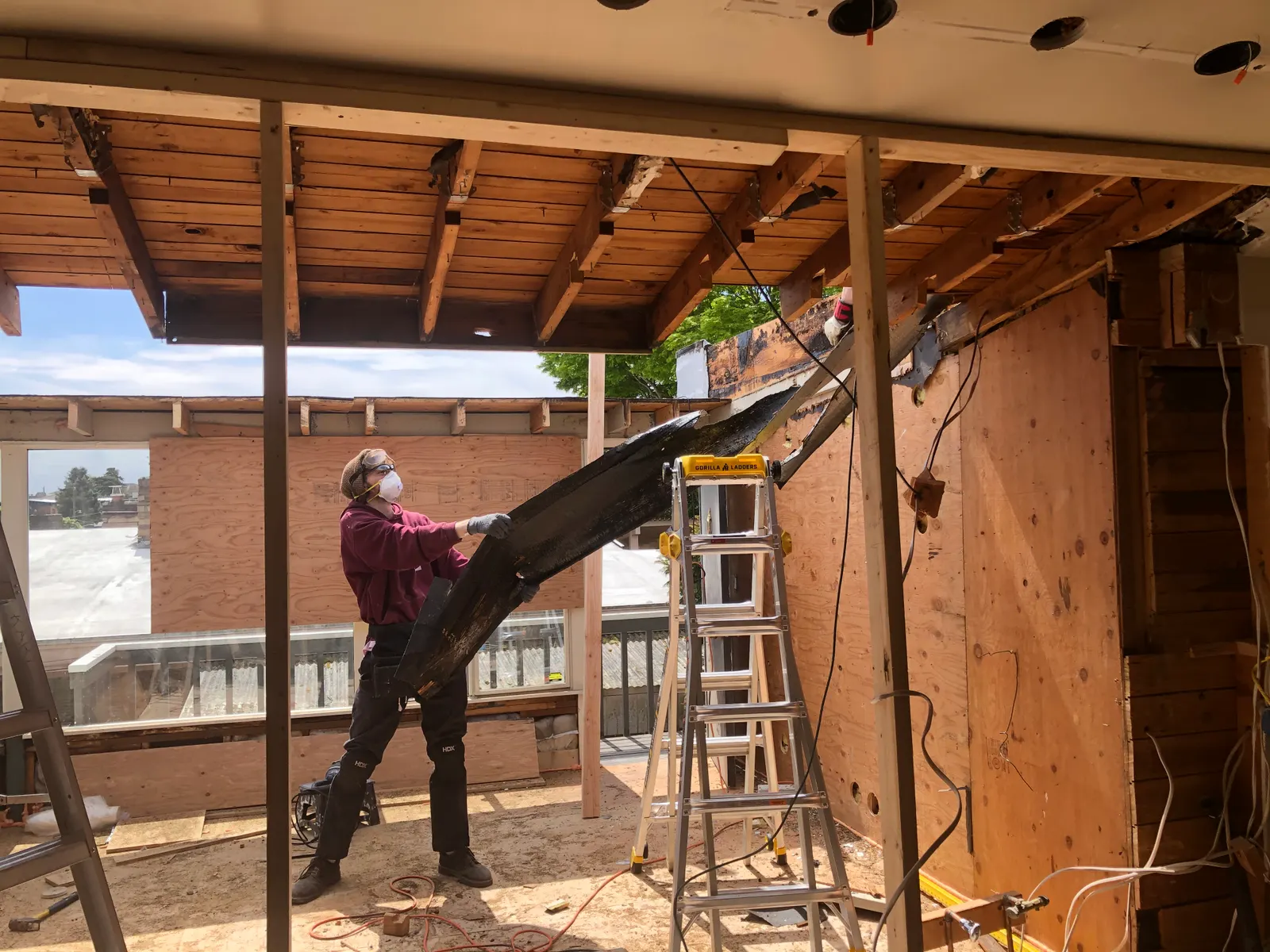 Ouvrier équipé de protections réalisant des travaux de maçonnerie lors de la rénovation d'une maison